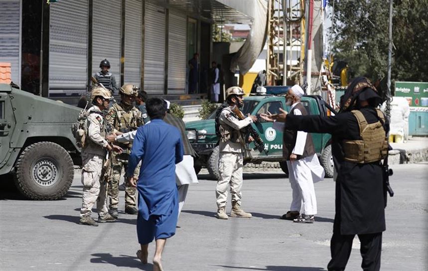Gutxienez 20 lagun hil dira Kabulen, meskita baten kontrako atentatu batean. Argazkia: EFE
