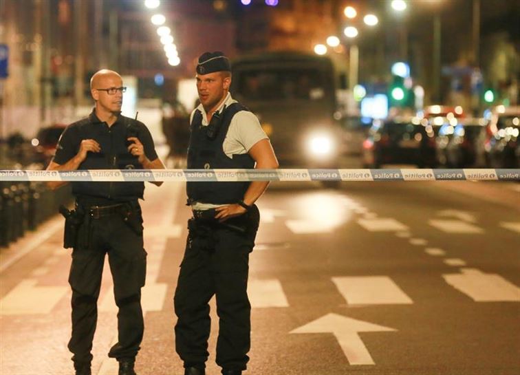 Varios policías vigilan las calles de Bruselas. Foto: EFE
