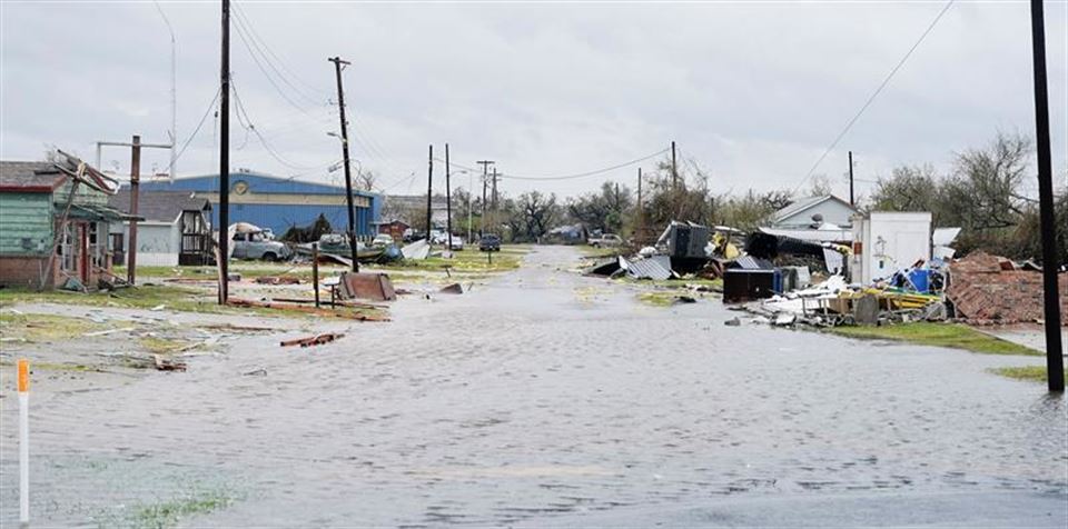 Harvey deja ciudades devastadas y la amenaza de fuertes inundaciones. efe