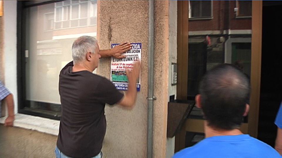 La plantilla ha pegado carteles en la comarca de Encartaciones. Foto: EiTB. 