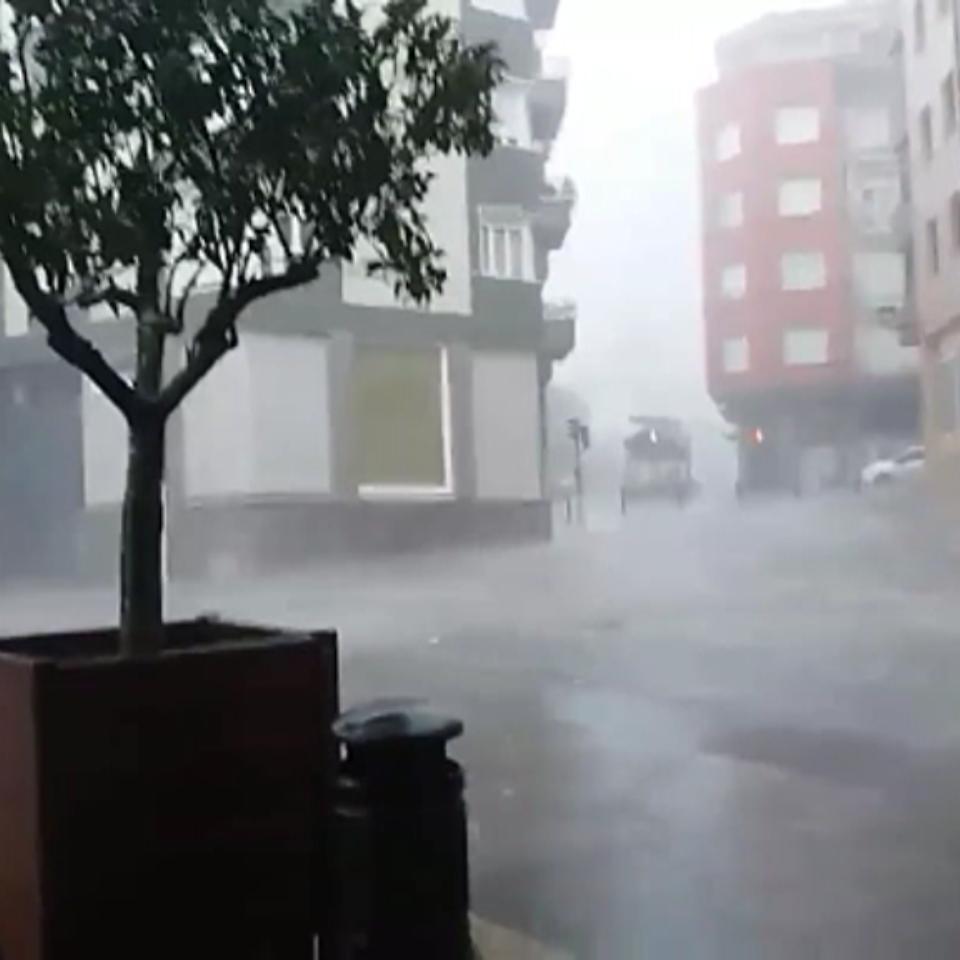 Fuertes lluvias en Zarautz. Foto: Lorentxo Portularrume