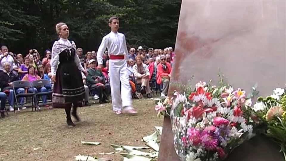 Homenaje a las víctimas de la Gurrea Civil arrojadas a la sima de Otsoportillo. Foto: EiTB