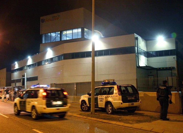 Agentes de la Guardia Civil vigilan una imprenta ubicada en un polígono industrial de Constantí. EFE