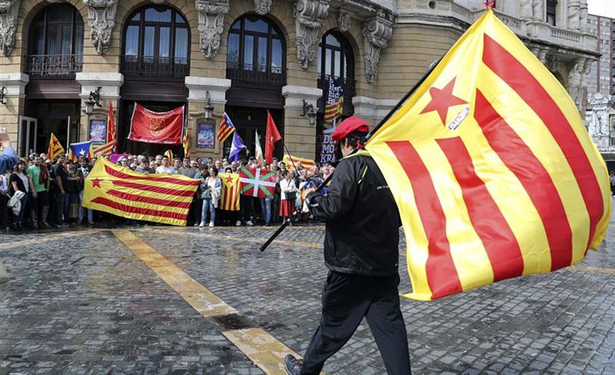 Centenares de personas apoyan el referéndum catalán desde Euskal Herria 