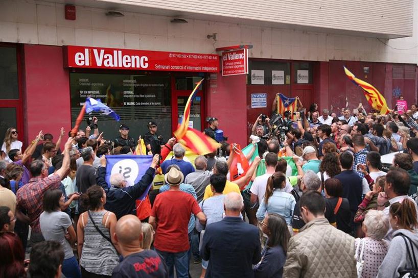 Decenas de personas protestan ante el registro de la Guardia Civil. Foto: EFE