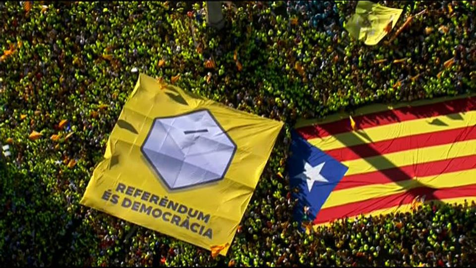 Una multitudinaria marcha desborda Barcelona en defensa del referéndum