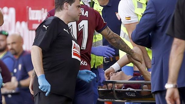 Momento en el que Iván Alejo es sacdo en camilla del terreno del juego del Sevilla. Foto: EFE