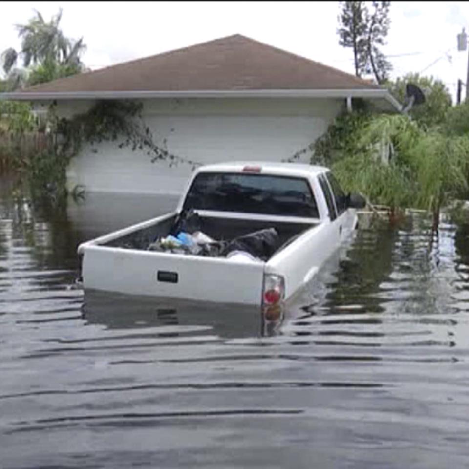 Suntsipen ikaragarria utzi du Irmak Floridan