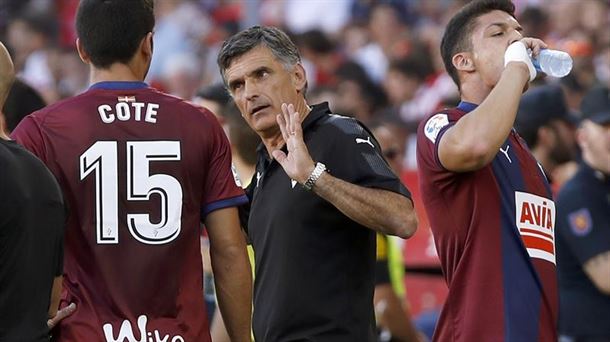 Mendilibar dando órdenes a ss jugadores en el encuentro contra el Sevilla. EFE