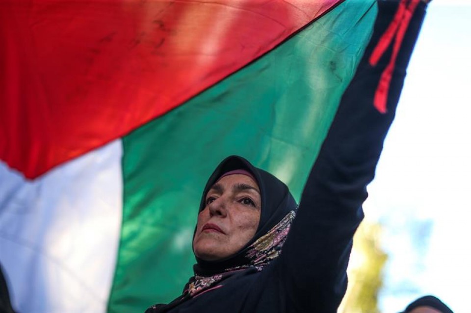 Emakume bat Palestinako banderarekin, artxiboko irudi batean. Argazkia: Efe