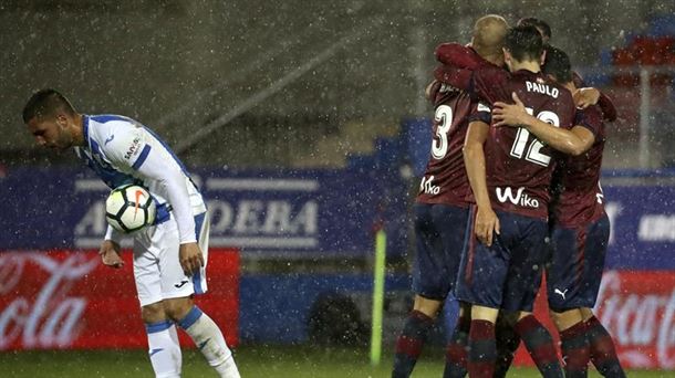 Los jugadores del Eibar celebrando el único gol de la noche. Foto: EFE