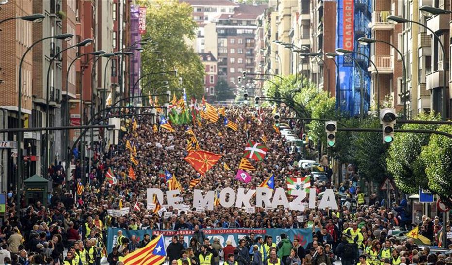 Manifestación de Gure Esku Dago, en Bilbao, a favor del referéndum en Cataluña. EFE.