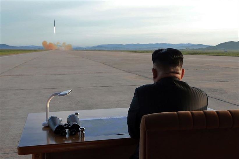 Kim Jong-un, durante el lanzamiento de un misil balístico. Foto: EFE