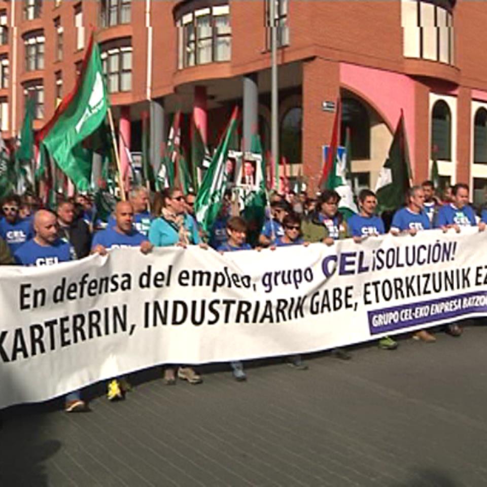 CEL enpresaren itxieraren aurka manifestatu dira Zallan eta Gueñesen