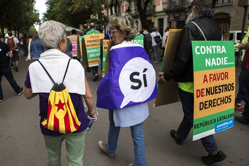 La Assemblea Nacional Catalana reparte propaganda del referéndum por el centro de Barcelona. EFE.