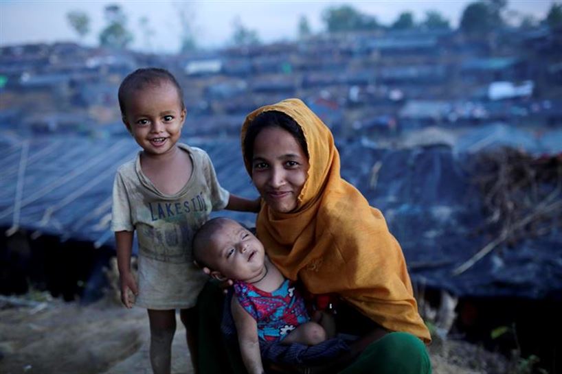 Una familia rohinyá en un campamento de refugiados de Bangladesh. Foto: EFE