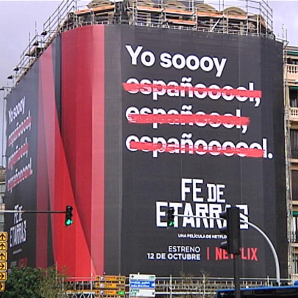 El cartel de la película "Fe de etarras", en San Sebastián. Foto: Efe.