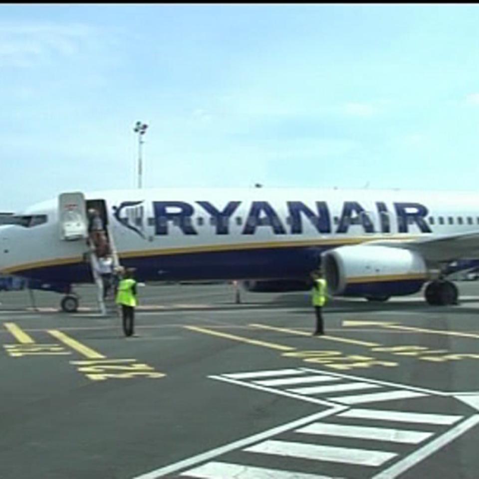 Biarritzeko aireportura iritsi behar ziren bi hegaldi bertan behera utziko ditu Ryanairrek