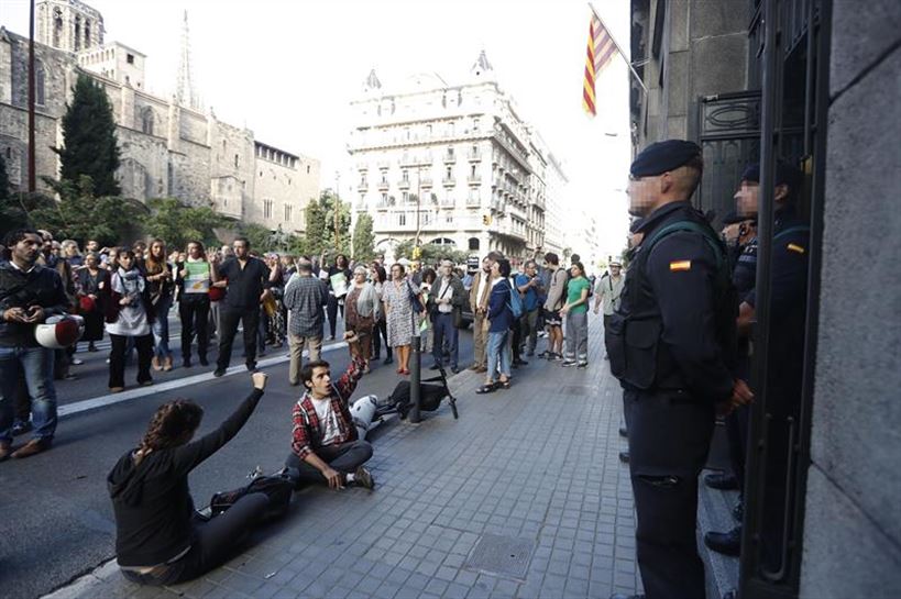 La Guardia Civil en la Generalitat, donde requisaron algunas pruebas. Foto: EFE