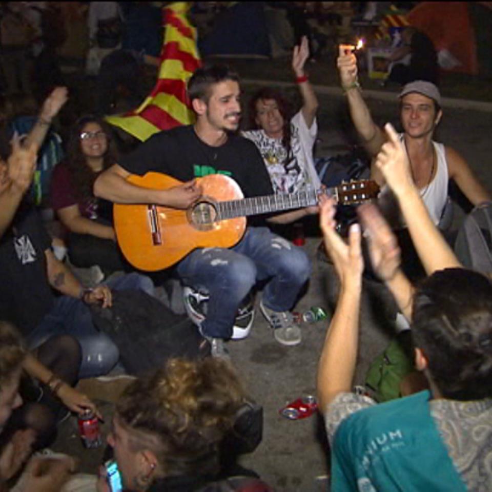 Más de 200 personas pasan la noche ante el TSJC contra las detenciones