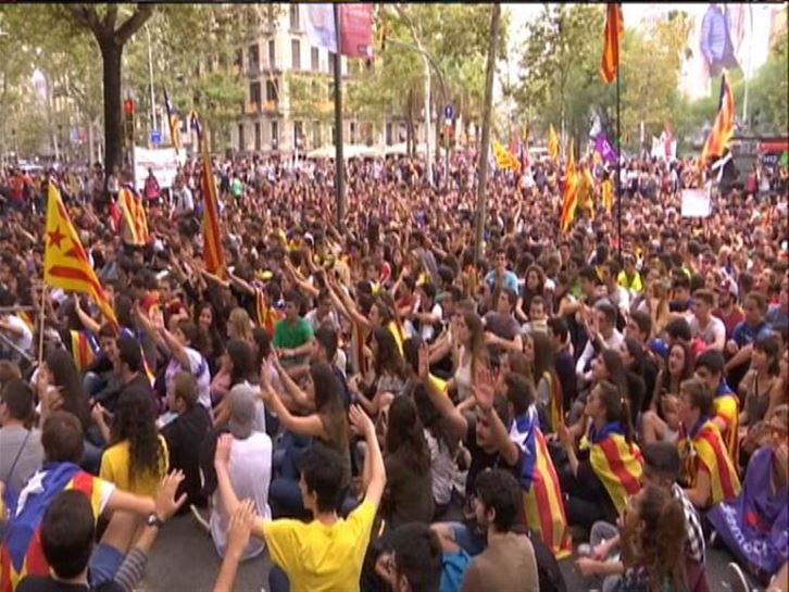 Cientos de personas muestran su apoyo al referéndum. Foto: Forta