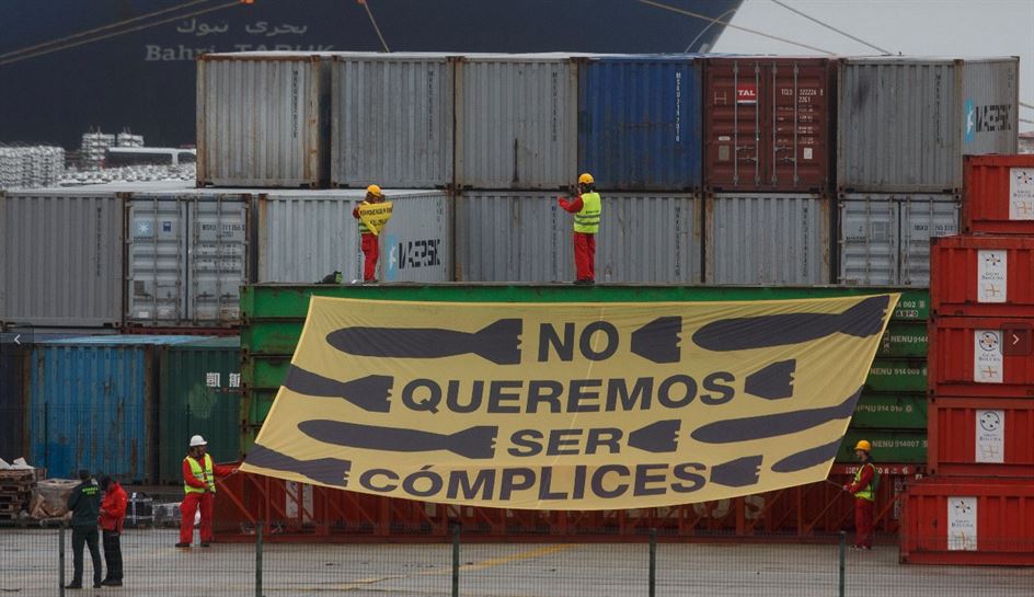 Protesta de Greenpeace en el puerto de Bilbao contra la exportación de armas. Foto: Greenpeace