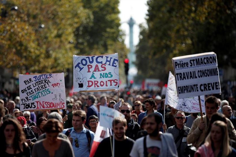 Miles de personas protestan en París contra la reforma laboral de Macron. Foto: EFE