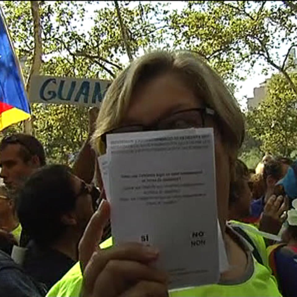 Reparten papeletas para votar en el referéndum en toda Cataluña