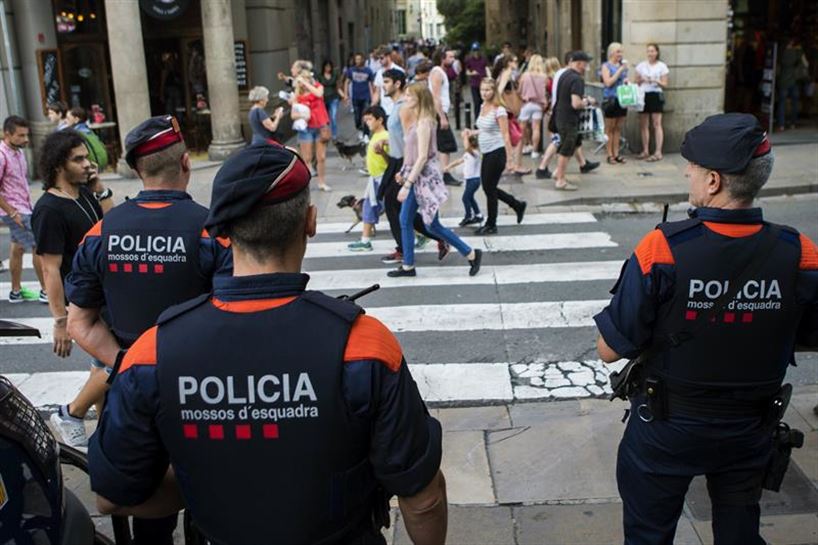 Mossos durante el referéndum del 1-O en Cataluña. Foto: EFE