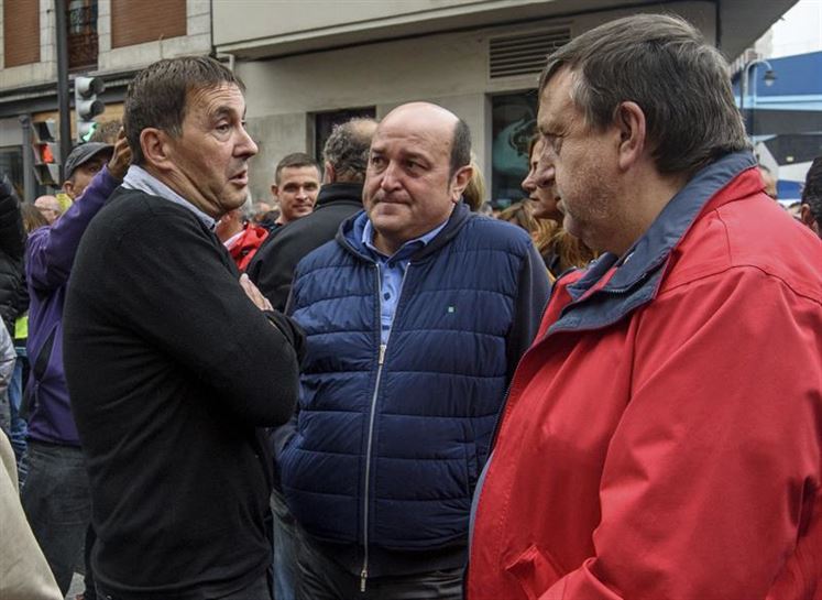 Otegi y Ortuzar en la manifestación a favor del referendum catalán en Bilbao