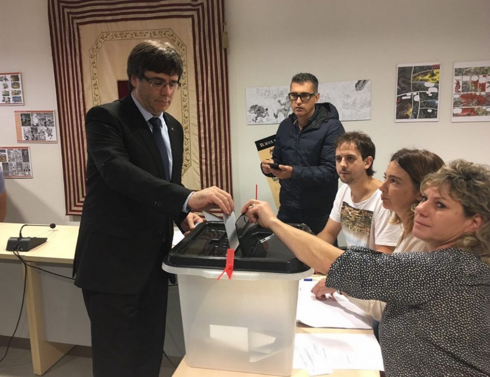 Kataluniako Parlamentuak Puigdemontek botoa delegatu ahal izatea onartu du