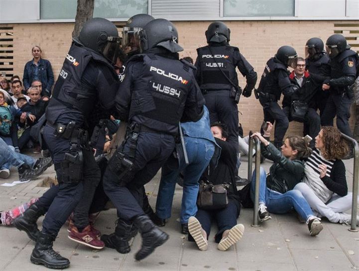 Carga policial en Cataluña 1-O