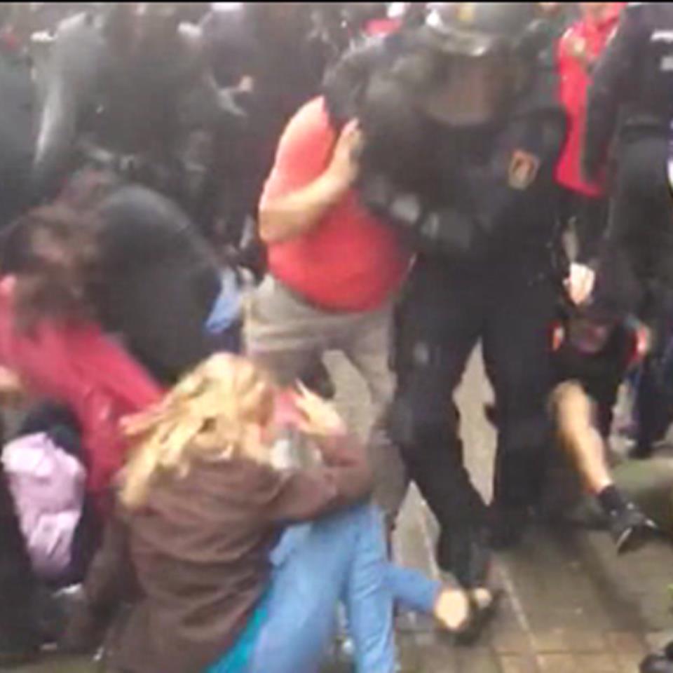 Polizien kargak eta tentsio-uneak Katalunian, bozkatzeko puntu batzuetan
