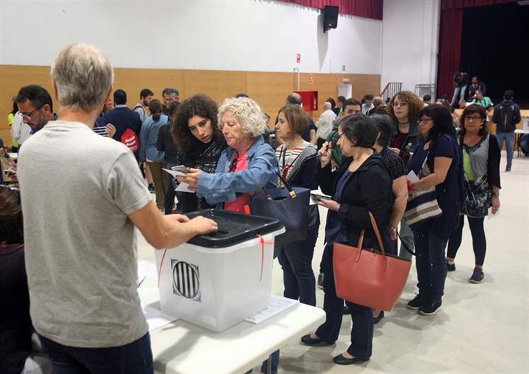 Una persona votando el 1 de octubre en un colegio.