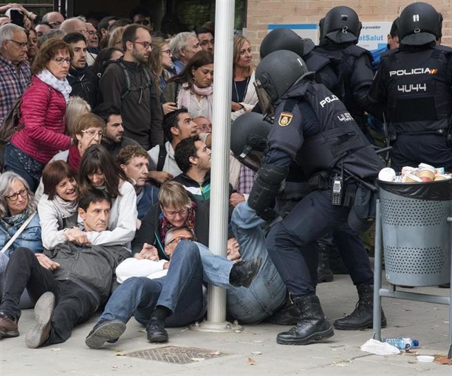 Espainiako Polizia U-1eko erreferendumean. Artxiboko argazkia: EFE