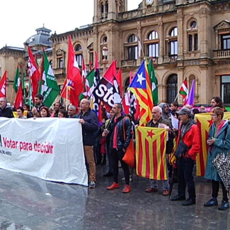 Euskal sindikatuak kalera atera dira Kataluniari elkartasuna erakusteko