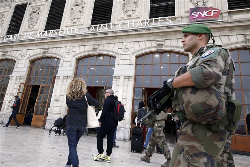 Soldados franceses patrullan en Marsella, donde dos mujeres fueron asesinadas el domingo. Foto: EFE.