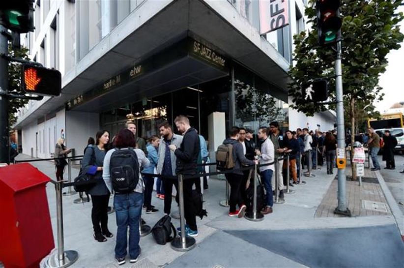 Varias personas esperan para acceder al SFJAZZ Center de San Francisco (EEUU). Foto: EFE