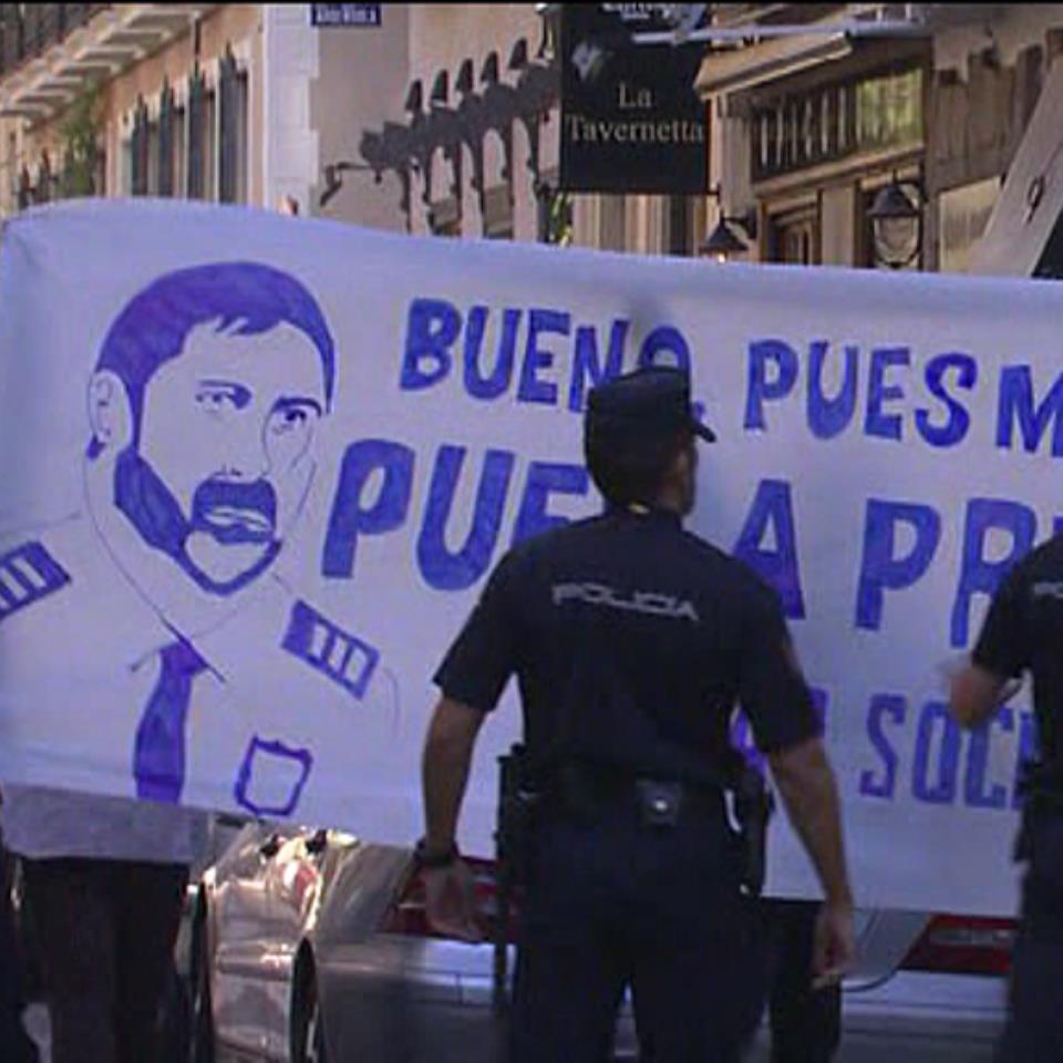 Pancarta contra Trapero frente a la Audiencia Nacional