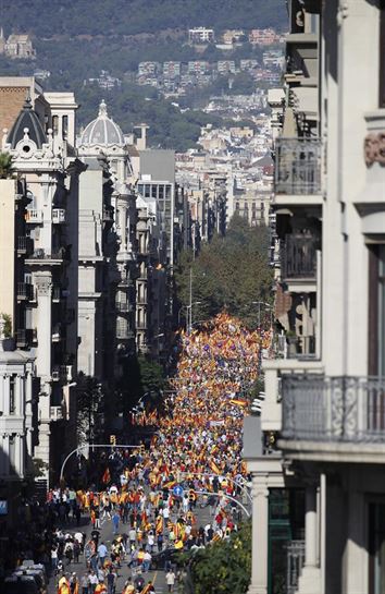 Miles de personas se han manifestado a favor de la unidad de España. EFE