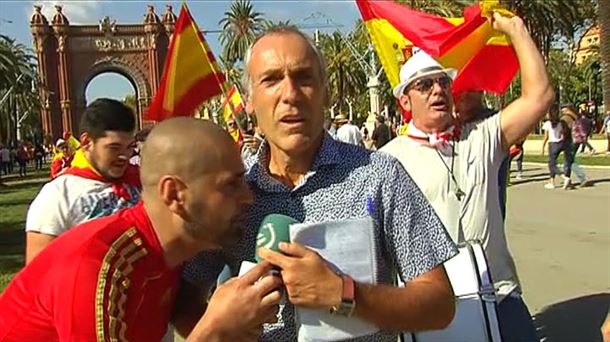 Kazetariek Katalunian bizi duten egoera kontatu digu Odei Esnaolak