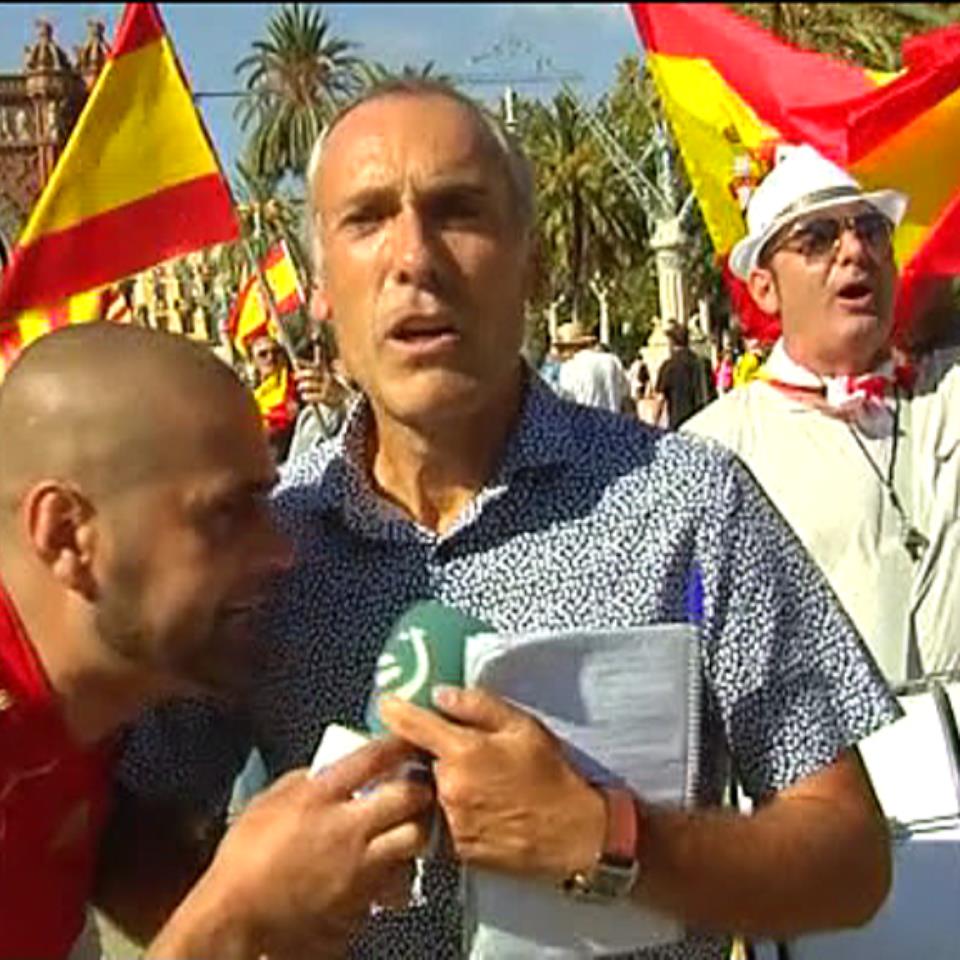 Empujan e intentan quitar el micrófono a un periodista de ETB en Barcelona