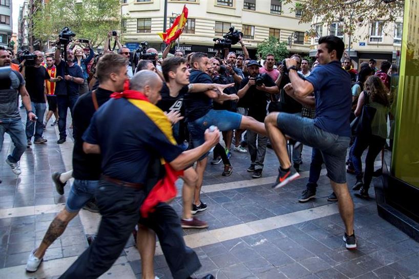 Eskuin muturreko taldeek manifestazio bati eraso zioten urriaren 9an Valentzian. Argazkia: EFE