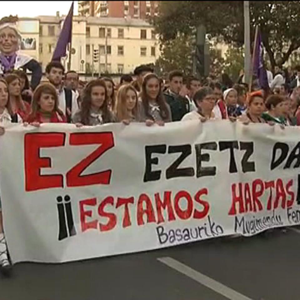 Manifestación en Basauri en protesta por la agresión sexual producida en fiestas