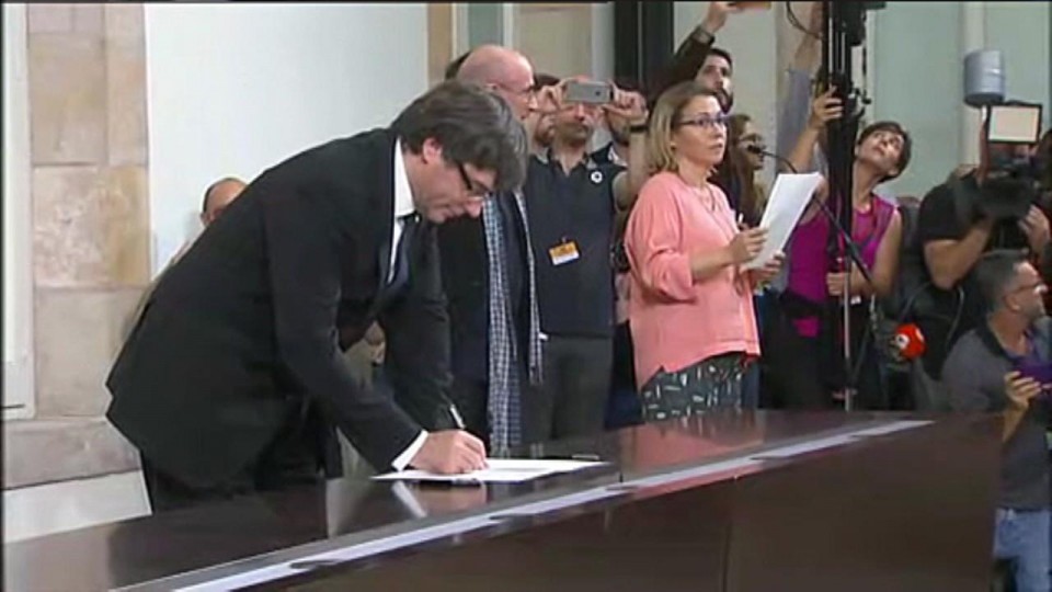 Carles Puigdemont firma la declaración de independecia. Foto: EiTB