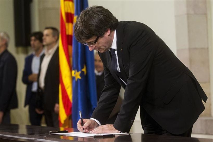 Puigdemont firmnado la declaración de independencia de Cataluña