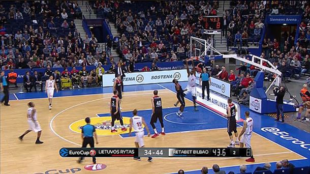 El Bilbao Basket anota una canasta durante el partido frentea al Lietuvos. Foto: EiTB