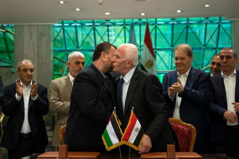 Al Fatah y Hamás sellan la reconciliación en El Cairo. EFE