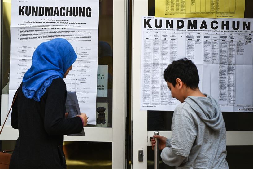 Austríacos se disponen a entrar en un colegio electoral.