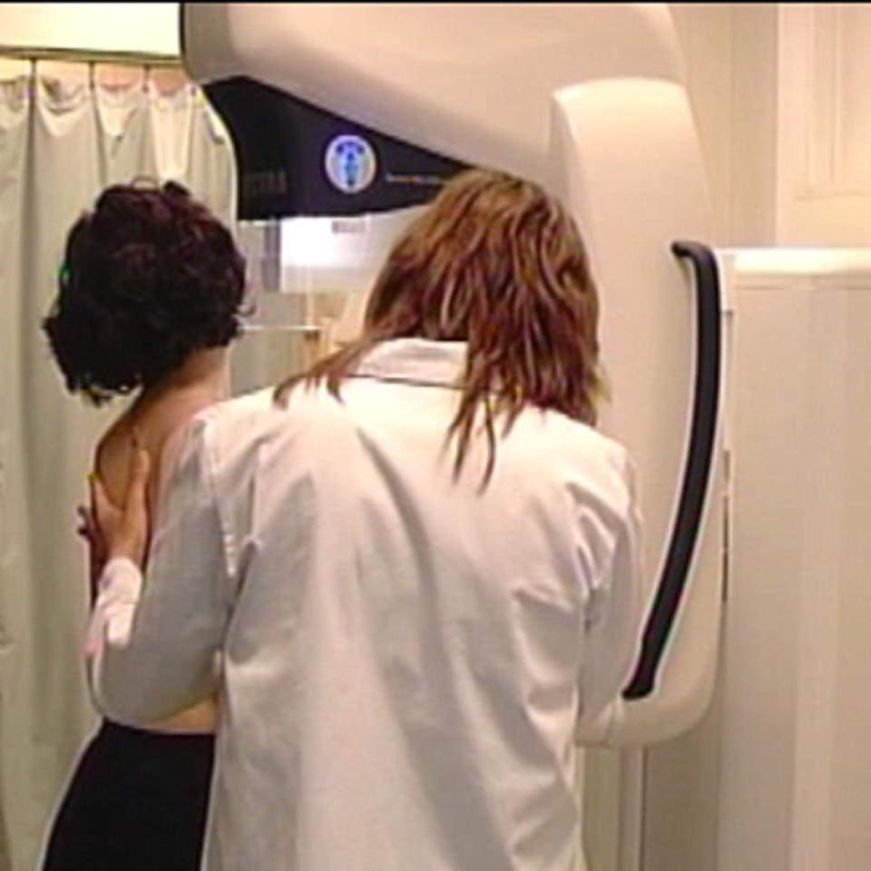 Una paciente acude a realizar una prueba de mamografía. Foto: EiTB.